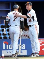 二岡(左)の背中に手をやり代打高橋由を送る原監督(撮影・為田聡史)