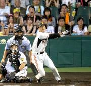 4回表巨人2死一塁、鶴岡は2点本塁打を放つ(撮影・宮崎幸一)