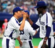 通算198勝目をあげた山本昌(左)はネルソンとガッチリ握手