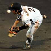4回裏阪神無死二塁、庄田の打球をエラーする小笠原(撮影・河南真一)