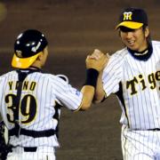 ガッチリ握手する藤川(右)と矢野(撮影・河南真一)