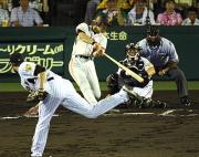 ６回表巨人１死満塁、２点適時二塁打を放つ小笠原