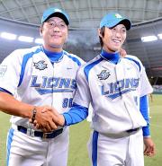 プロ初先発、初勝利を挙げた平野(右)は渡辺監督とがっちり握手を交わす