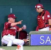 試合中、ベンチで捕手藤井（右）に話しかける野村監督
