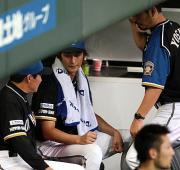 6回表を終え、梨田監督(左)に話しかけられるダルビッシュ