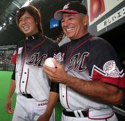 バレンタイン監督(右)から祝福され笑顔を見せるプロ初勝利を挙げた大嶺