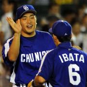 199勝目を挙げ、井端らナインを笑顔で出迎える山本昌