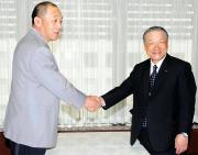 オーナー報告を行った落合監督(左)は白井オーナーと笑顔で握手を交わす