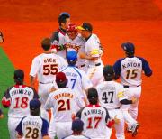 代打山崎武（上中央）はサヨナラ打を放ち小久保（同右）らの祝福を受ける