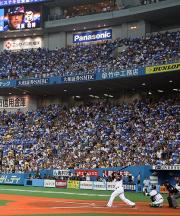 代打清原は復活の打席に入り、空振りの三振に倒れた(撮影・進尚幸)