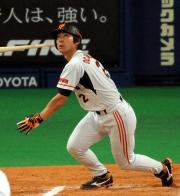 ７回表巨人１死二塁、小笠原は中田から右越え２点本塁打を放つ