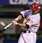 ２回裏楽天２死二、三塁、同点３点本塁打を放つ鉄平（撮影・中島郁夫）