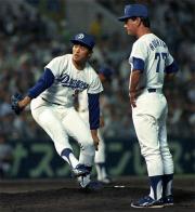 88年8月、星野監督(右)からリリーフとして送り出され初勝利