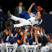 完投で200勝を達成した山本昌はチームメートに胴上げで祝福される