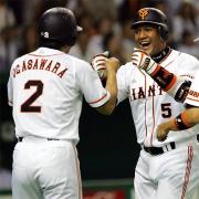 3点本塁打を放ち走者の小笠原(左)と喜び合うラミレス