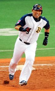 ９回裏オリックス無死、代打清原は二塁打を放ち一塁を回る