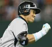 金本は右越えに勝ち越し３点本塁打を放ち、満足げな表情で三塁を回る