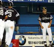 ３点本塁打を放った松中らを迎える王監督（撮影・野上伸悟）