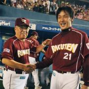 16勝目を挙げた岩隈(右)は野村監督と笑顔で握手をする