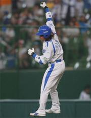 １０回裏西武１死、平尾は代打サヨナラ本塁打を放ち大ジャンプ