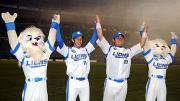 10勝目を飾った岸(左)は細川とスタンドに向かってバンザイ