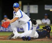 自らの暴投で勝ち越しの生還を許し本塁ベースカバーに入る小野寺(共同)