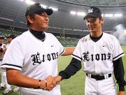 ６勝目を挙げ渡辺監督（左）と握手を交わす西口