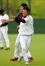 笑顔を見せながら練習する高橋尚(右)と内海(撮影・中村誠慈)