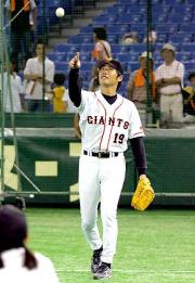試合前にキャッチボールをする上原(撮影・野上伸悟)
