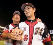 完封勝利の清水(右)はバレンタイン監督と握手する