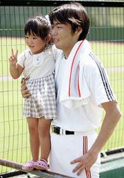 女の子のファンと写真撮影する上原