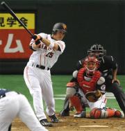 2回裏、先制2号を放つ李