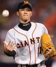 5回の投球を終え三塁側席のファンへボールを投げ入れる巨人先発の久保