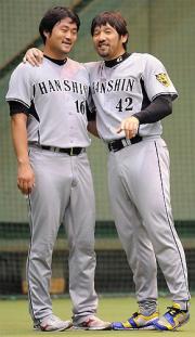 安藤（左）と下柳は神宮室内での練習中に肩を組んで笑顔を見せる