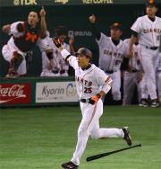 3点本塁打を放ちガッツポーズする李(手前)と盛り上がる巨人ベンチ