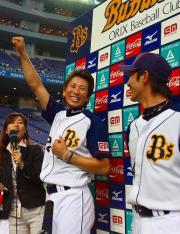 お立ち台で小松(左)は、後藤と得意の「キタ~!」を披露