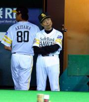 ベンチで首をひねる王監督（撮影・黒川智章）