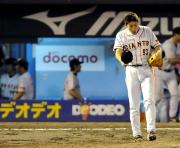 １２回裏を０点で抑えホッとした表情を浮かべる東野（撮影・水谷安孝）