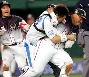 4回表、このイニング3個目の死球に怒ったベニーは捕手細川を首投げ