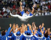 ４年ぶりのリーグ優勝で胴上げされる渡辺監督（撮影・浅見桂子）