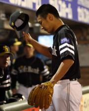 5回途中4失点で交代の大場はベンチに引き揚げる(撮影・梅根麻紀)