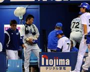中日に敗れ14連敗を喫し力なく引き揚げる村田(中央)ら
