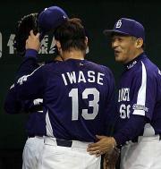 岩瀬（左）を笑顔で出迎える落合監督