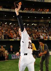 今季6勝目を挙げた上原は右翼席のファンの声援に応えながら引き揚げる
