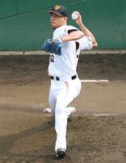 ブルペンに入り投球練習を行ったクルーン（撮影・たえ見朱実）
