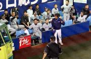 雨が激しさを増し中断　杉永球審をあぜんとした表情で見つめる阪神ナイン