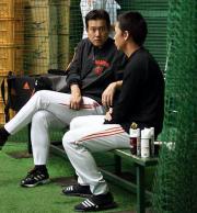 全体練習中、原監督(左)と話し合う二岡