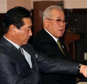 15日のWBC体制検討会議の席に着く星野氏(左)と楽天野村監督
