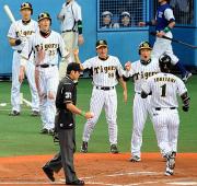 1回裏阪神1死一、二塁、3点本塁打を放った鳥谷を出迎える金本ら