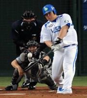 １回裏西武１死一塁、中村は中前打を放つ